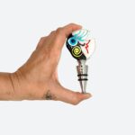 Un tappo per bottiglia artistico in vetro di Murano, modellato a mano con tecnica a lume e ispirato all’arte di Picasso. Un oggetto funzionale che diventa decorazione.