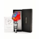 Tappo per bottiglia in vetro di Murano realizzato a mano con la tecnica a lume. Ispirato a Yayoi Kusama, è un'esplosione di colore e creatività. Viene venduto nella sua scatola e accompagnato da certificato #Murano. Edizione artigianale unica.
