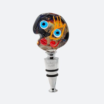 Tappo artistico in vetro di Murano fatto a mano. Ispirato all’universo di Jasper Johns, mescola forme fluide e colori audaci. Ogni pezzo è irripetibile.
