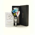 Un tappo per bottiglia artistico in vetro di Murano, modellato a mano con tecnica a lume e ispirato all’arte di Picasso. Un oggetto funzionale che diventa decorazione. Scatola rigida e certificato di autenticità