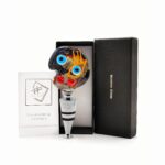 Tappo artistico in vetro di Murano fatto a mano. Ispirato all’universo di Jasper Johns, mescola forme fluide e colori audaci, venduto nella sua scatola con certificato #Murano. Ogni pezzo è irripetibile.