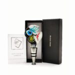 Un tappo per bottiglia artistico in vetro di Murano, modellato a mano con tecnica a lume e ispirato all’arte di Picasso. Un oggetto funzionale che diventa decorazione. Venduto nella sua scatola con garanzia #Murano.