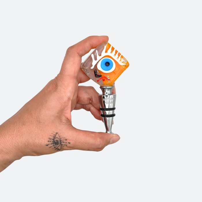 Tappo per bottiglia in vetro di Murano fatto a mano con tecnica a lume. Ispirato a Mimmo Paladino, è una fusione di simbolismo e artigianato autentico. Made in Italy.