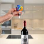 appo per bottiglia in vetro di Murano, ispirato a Yoko Ono. Rosso fuoco e blu elettrico per un’opera pop da collezione. Lavorazione a lume, artigianale.