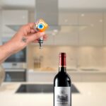 Tappo per bottiglia in vetro di Murano fatto a mano con tecnica a lume. Ispirato a Mimmo Paladino, è una fusione di simbolismo e artigianato autentico. Made in Italy.