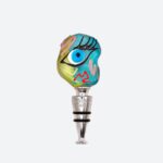 Scopri il tappo per bottiglia Dora in vetro di Murano, realizzato a mano con lavorazione a lume, è perfetto per vino e liquori. Autentico artigianato Made in Italy.