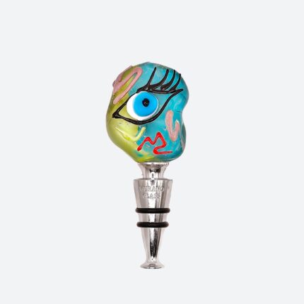 Scopri il tappo per bottiglia Dora in vetro di Murano, realizzato a mano con lavorazione a lume, è perfetto per vino e liquori. Autentico artigianato Made in Italy.