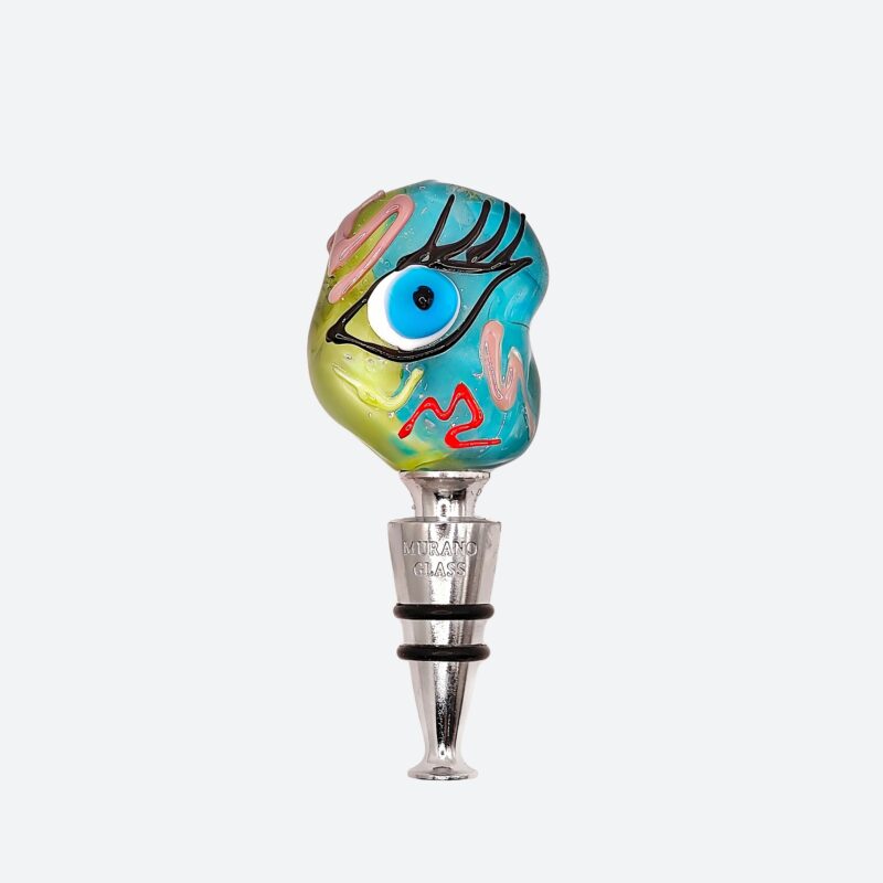 Scopri il tappo per bottiglia Dora in vetro di Murano, realizzato a mano con lavorazione a lume, è perfetto per vino e liquori. Autentico artigianato Made in Italy.