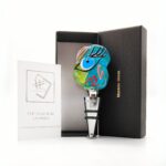 Scopri il tappo per bottiglia Dora in vetro di Murano, realizzato a mano con lavorazione a lume, è perfetto per vino e liquori. Autentico artigianato Made in Italy.