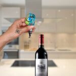 Scopri il tappo per bottiglia Dora in vetro di Murano, realizzato a mano con lavorazione a lume, è perfetto per vino e liquori. Autentico artigianato Made in Italy.