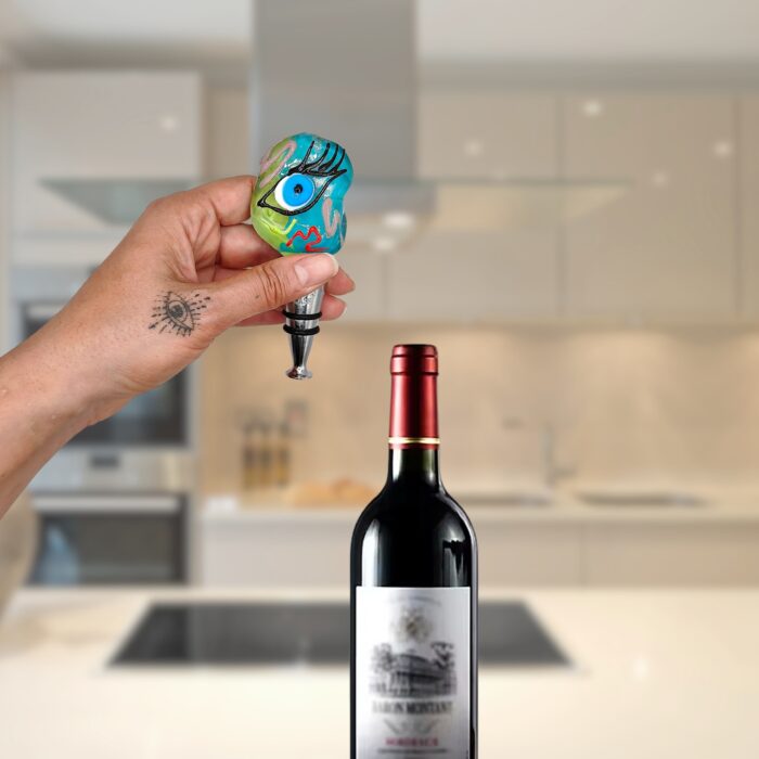 Scopri il tappo per bottiglia Dora in vetro di Murano, realizzato a mano con lavorazione a lume, è perfetto per vino e liquori. Autentico artigianato Made in Italy.