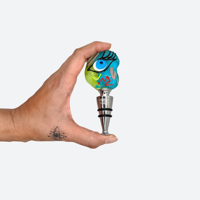 Scopri il tappo per bottiglia Dora in vetro di Murano, realizzato a mano con lavorazione a lume, è perfetto per vino e liquori. Autentico artigianato Made in Italy.