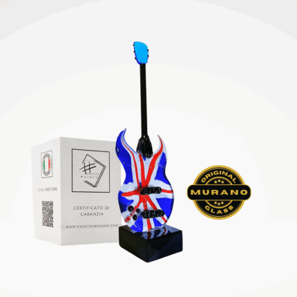 Ornamento decorativo realizzato in Vetro di Murano certificato. Chitarra stilizzata realizzata artigianalmente con la tecnica a lume , su questa chitarra modello fender è stata realizzata una bandiera inglese a tutto campo.