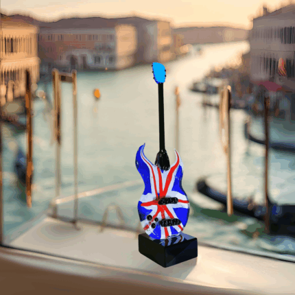 Ornamento decorativo realizzato in Vetro di Murano certificato. Chitarra stilizzata realizzata artigianalmente con la tecnica a lume , su questa chitarra modello fender è stata realizzata una bandiera inglese a tutto campo.