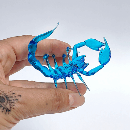 Deliziosa miniatura di scorpione in vetro di Murano nella tonalità acqua-mare