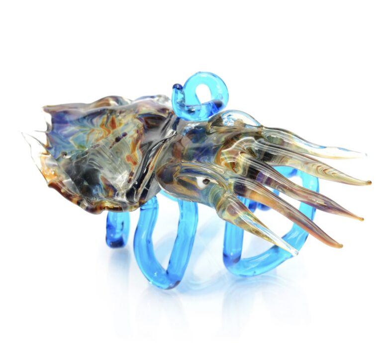 Scultura seppia in vetro calcedonio su base a onda trasparente color acqua marina – vetro di Murano