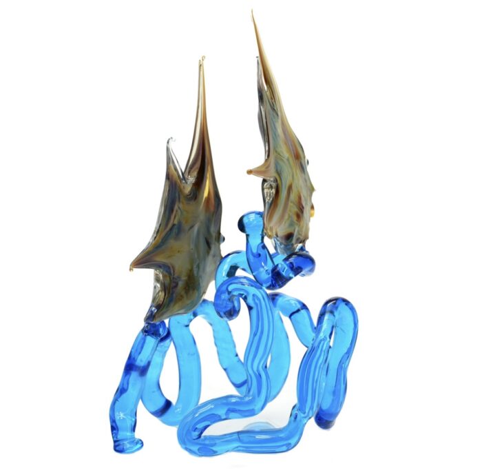Scultura pesci tropicali in vetro calcedonio su base a onda in vetro di Murano acquamarina