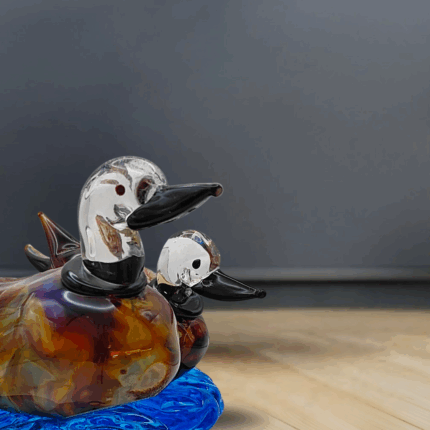 Coppia di Papere, lavorazione a lume senza stampo. Materiale: autentico vetro di Murano e vetro calcedonio, base effetto acqua.