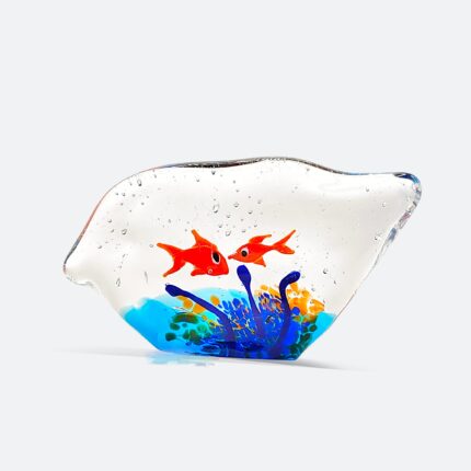 Mini scultura in vetro di Murano modellato a lume, con forma di nuvola trasparente, nella quale nuotano due pesci rossi immersi in un fondale marino stilizzato. Un'opera d’arte artigianale unica.
