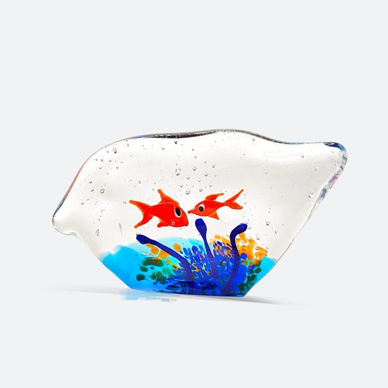Mini scultura in vetro di Murano modellato a lume, con forma di nuvola trasparente, nella quale nuotano due pesci rossi immersi in un fondale marino stilizzato. Un'opera d’arte artigianale unica.