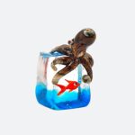 Scultura artigianale in vetro di Murano, modellata a lume senza stampi: un piccolo acquario con polpo in rilievo e pesce rosso immerso in un fondale blu. Un pezzo unico per veri amanti dell’arte del vetro 🇮🇹 Miniatura in vetro di Murano con spedizione gratuita in Europa.