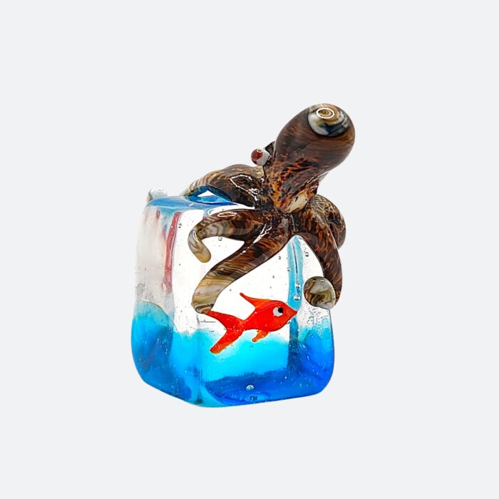 Scultura artigianale in vetro di Murano, modellata a lume senza stampi: un piccolo acquario con polpo in rilievo e pesce rosso immerso in un fondale blu. Un pezzo unico per veri amanti dell’arte del vetro 🇮🇹 Miniatura in vetro di Murano con spedizione gratuita in Europa.