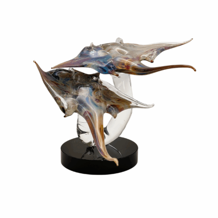 Dettaglio scultura in vetro calcedonio di Murano raffigurante due mante marine su base in vetro nero - lavorazione artigianale