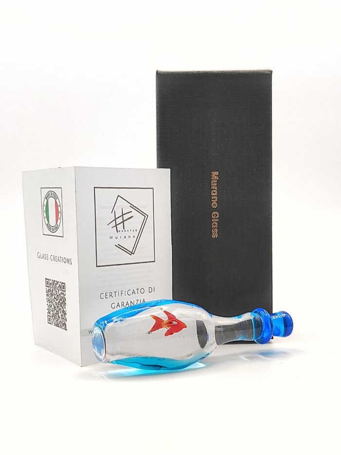 Immagine promozionale del sacchetto in vetro di murano contenente il pesce rosso , la sua scatola e il certificato di garanzia Hashtag Murano