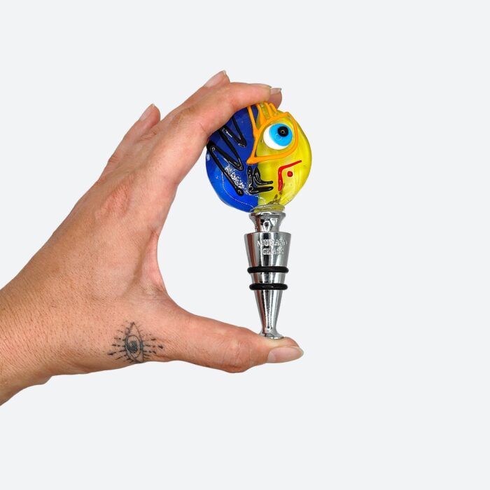Tappo artistico in vetro di Murano lavorato a lume. Un volto diviso tra sole e notte per dare stile e poesia a ogni bottiglia. Made in Italy.