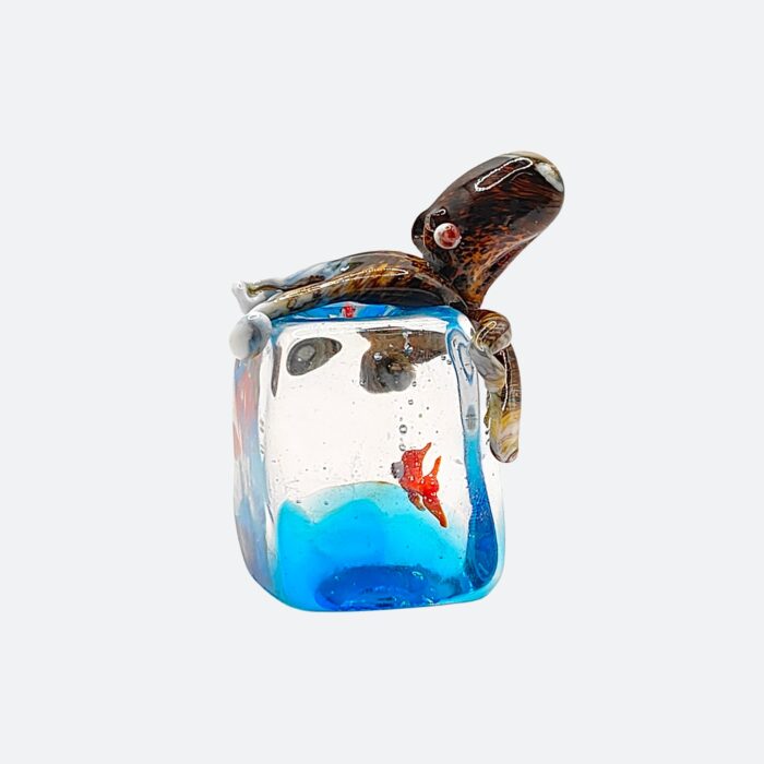 Scultura artigianale in vetro di Murano, modellata a lume senza stampi: un piccolo acquario con polpo in rilievo e pesce rosso immerso in un fondale blu. Un pezzo unico per veri amanti dell’arte del vetro 🇮🇹 Miniatura in vetro di Murano con spedizione gratuita in Europa.