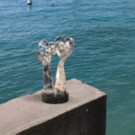 Scopri il doppio cuore in vetro calcedonio, scultura artigianale unica con certificato di autenticità, realizzata a lume a Murano.