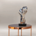Scopri il doppio cuore in vetro calcedonio, scultura artigianale unica con certificato di autenticità, realizzata a lume a Murano.