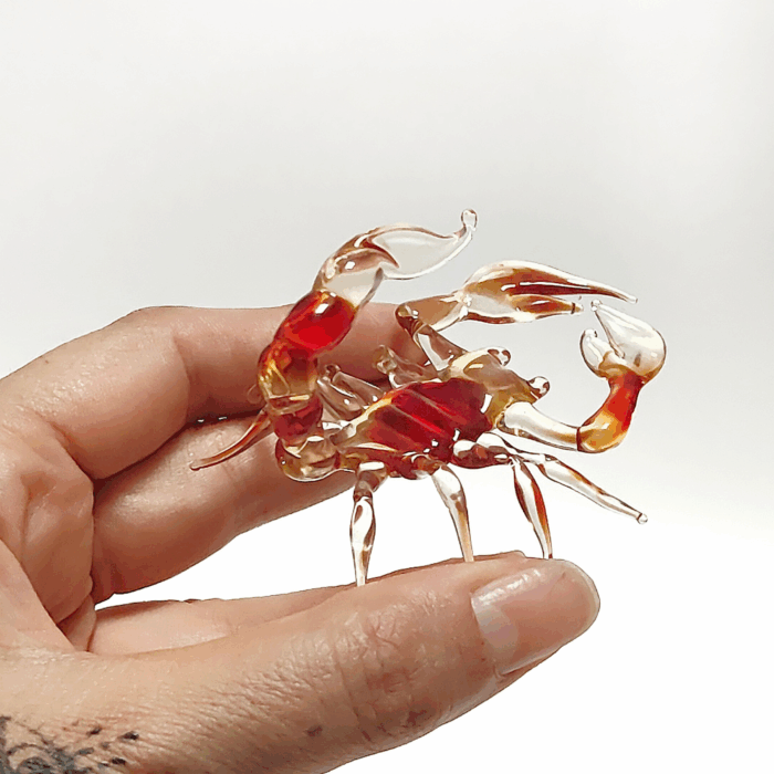 Nell'immagine tengo in mano lo scorpione in vetro di Murano nella colorazione Rosso Trasparente