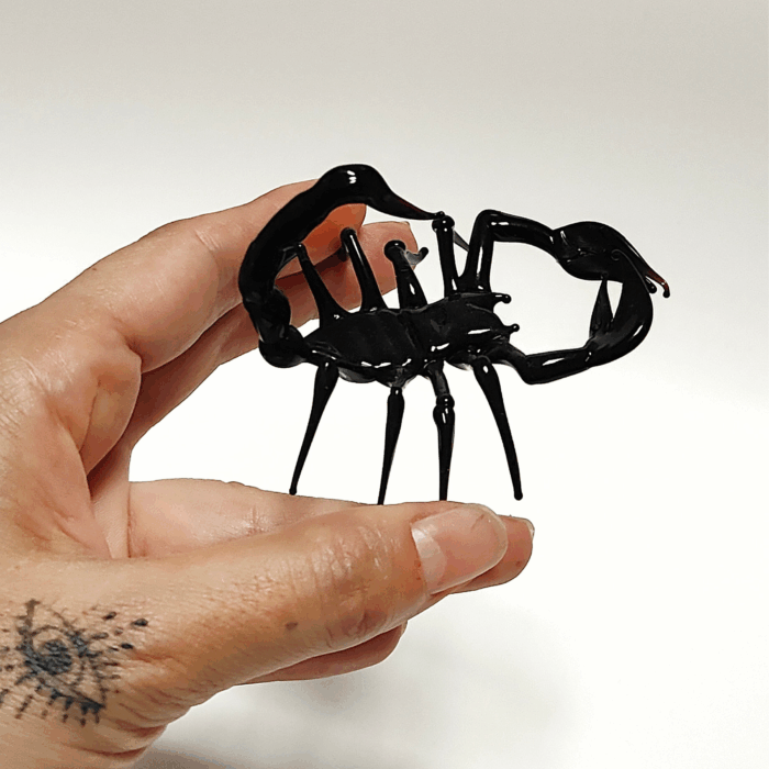 Tengo in mano lo scorpione in vetro di Murano nella Colorazione Nero Intenso