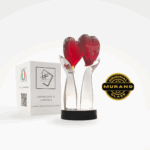 Doppio cuore rosso in autentico vetro di Murano, lavorato a lume dai maestri vetrai. Un simbolo di passione e artigianalità, con spedizione gratuita in Europa. 
