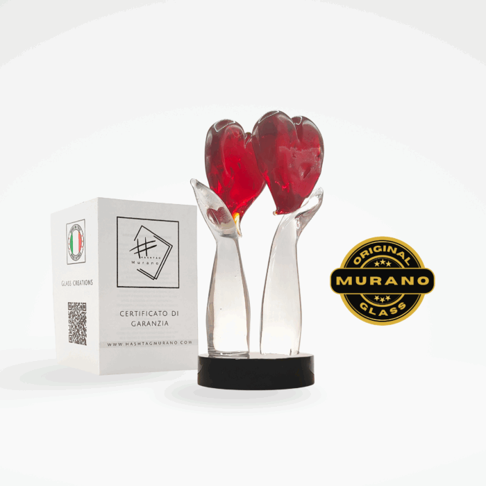 Doppio cuore rosso in autentico vetro di Murano, lavorato a lume dai maestri vetrai. Un simbolo di passione e artigianalità, con spedizione gratuita in Europa. 